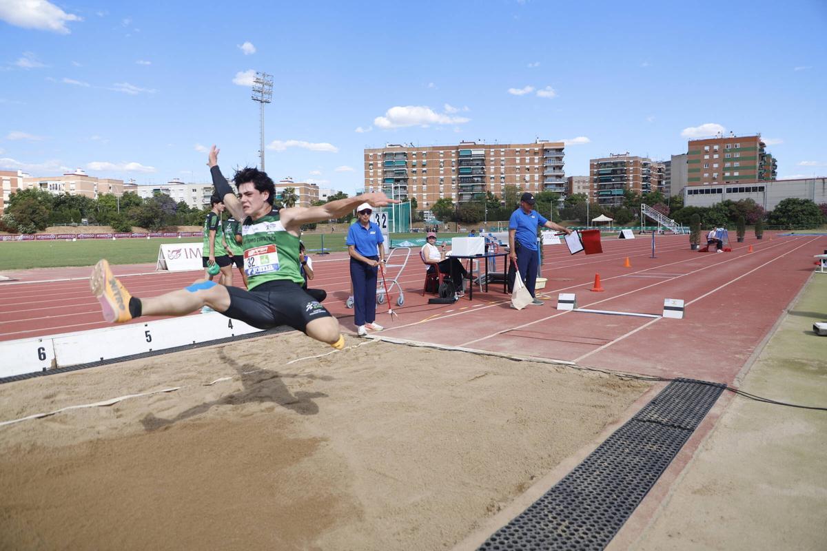 Un representante del club cordobés, durante una prueba de salto de longitud.