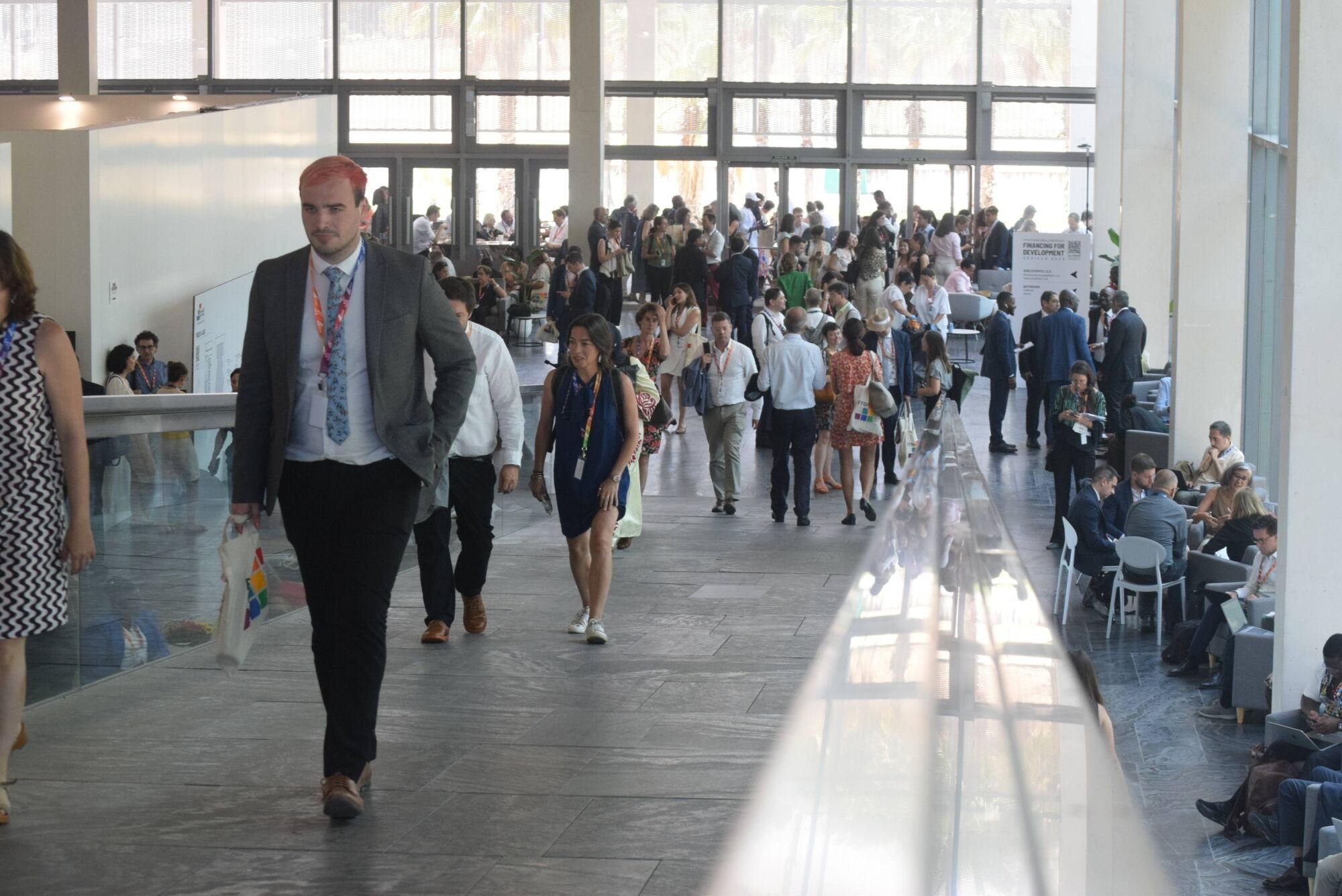 Asistentes a la IV Conferencia Internacional para la Financiación al Desarrollo de la ONU en el hall del Palacio de Congresos y Exposiciones Sevilla