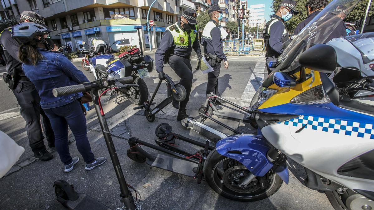 Primeras multas en Alicante a usuarios de patinetes por incumplir la ordenanza