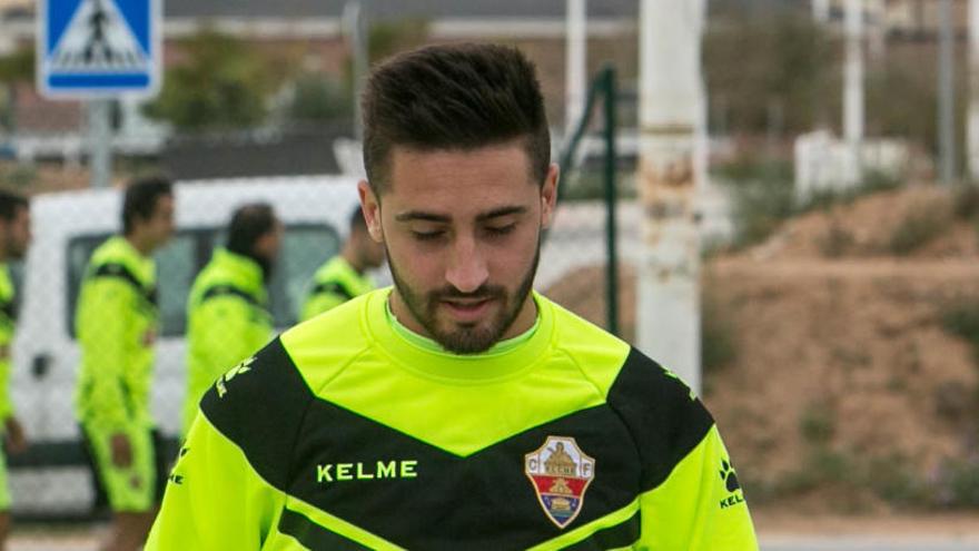 Nacho Gil camino del campo anexo para entrenar