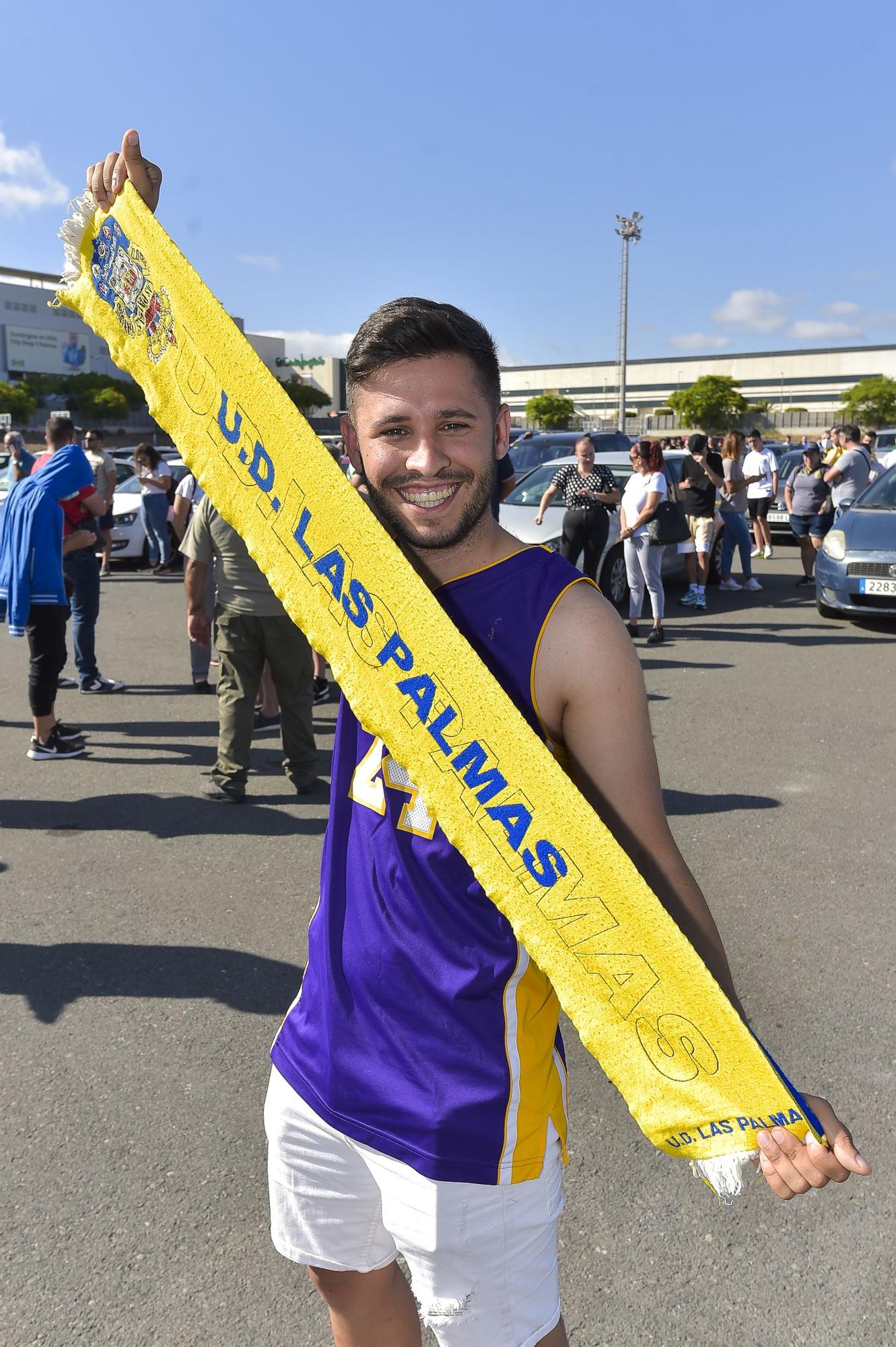 Colas para retirar las entradas de la UD Las Palmas - CD Tenerife de playoff