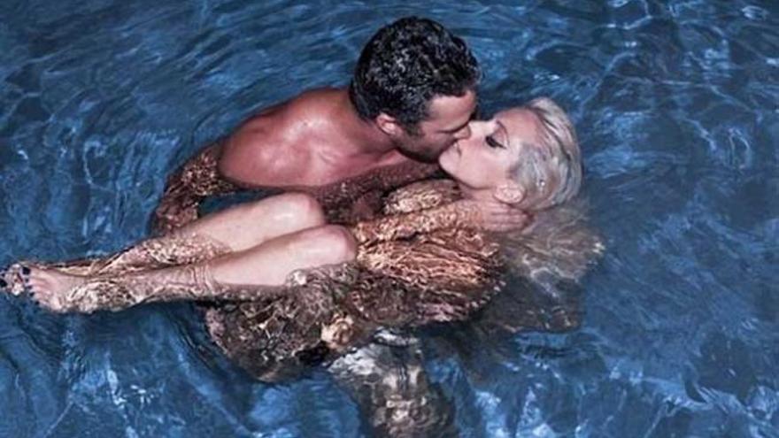 Lady Gaga se besa con su novio