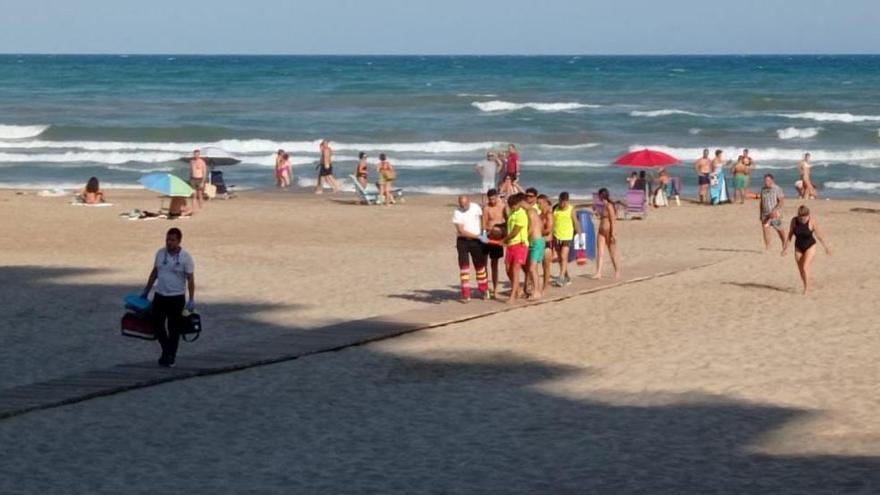 Rescatan a una mujer que se ahogaba en la playa de Cullera