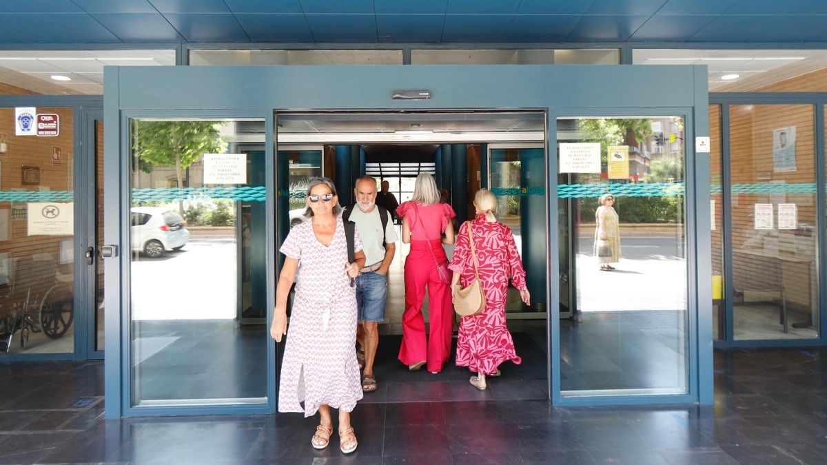 Entrada del Centro de Salud José Ramón Muñoz Fernández en el Paseo de Sagasta de Zaragoza, este martes.