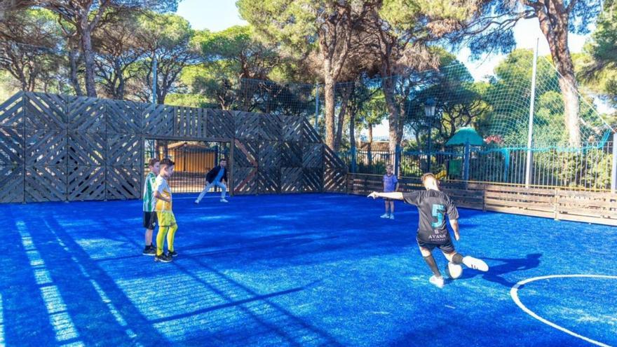 Culminan las mejoras en la pista de fútbol 5 del parque Vigil de Quiñones