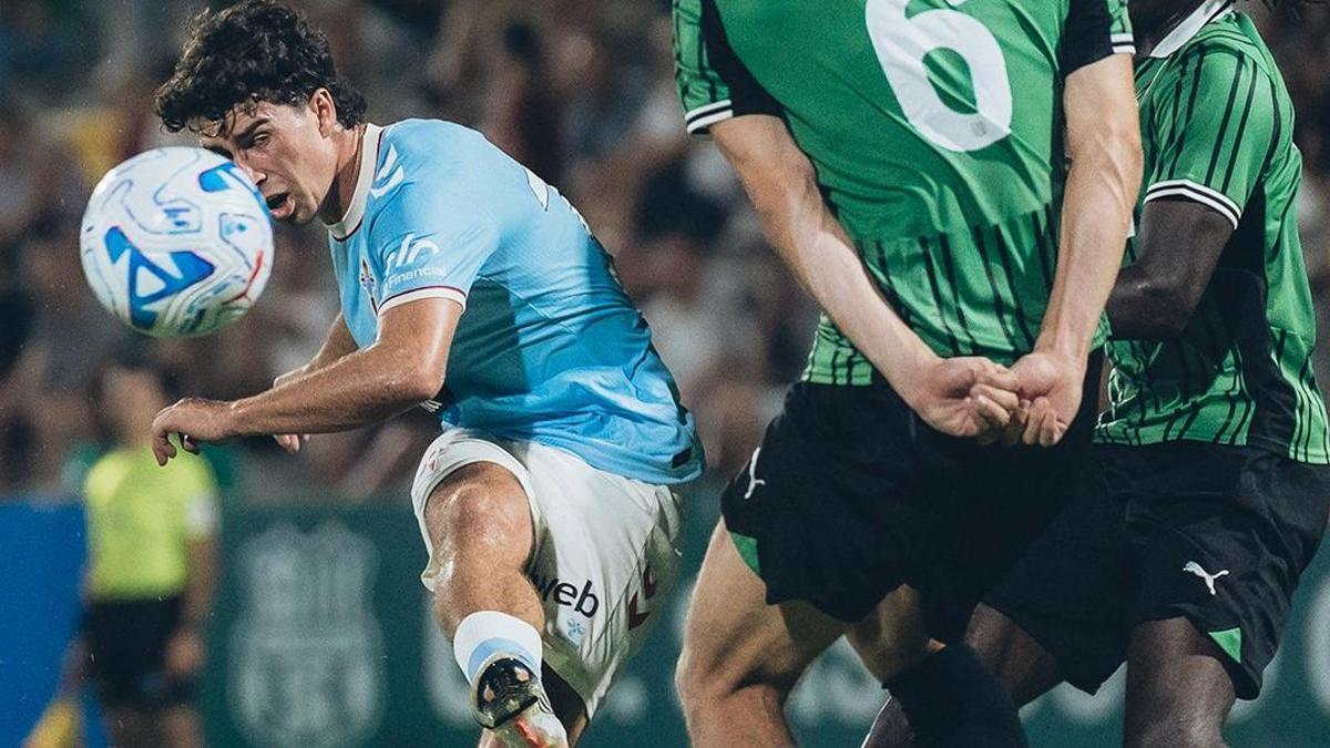 Hugo González remata en la jugada de su segundo gol ante el Sassuolo, en Italia.