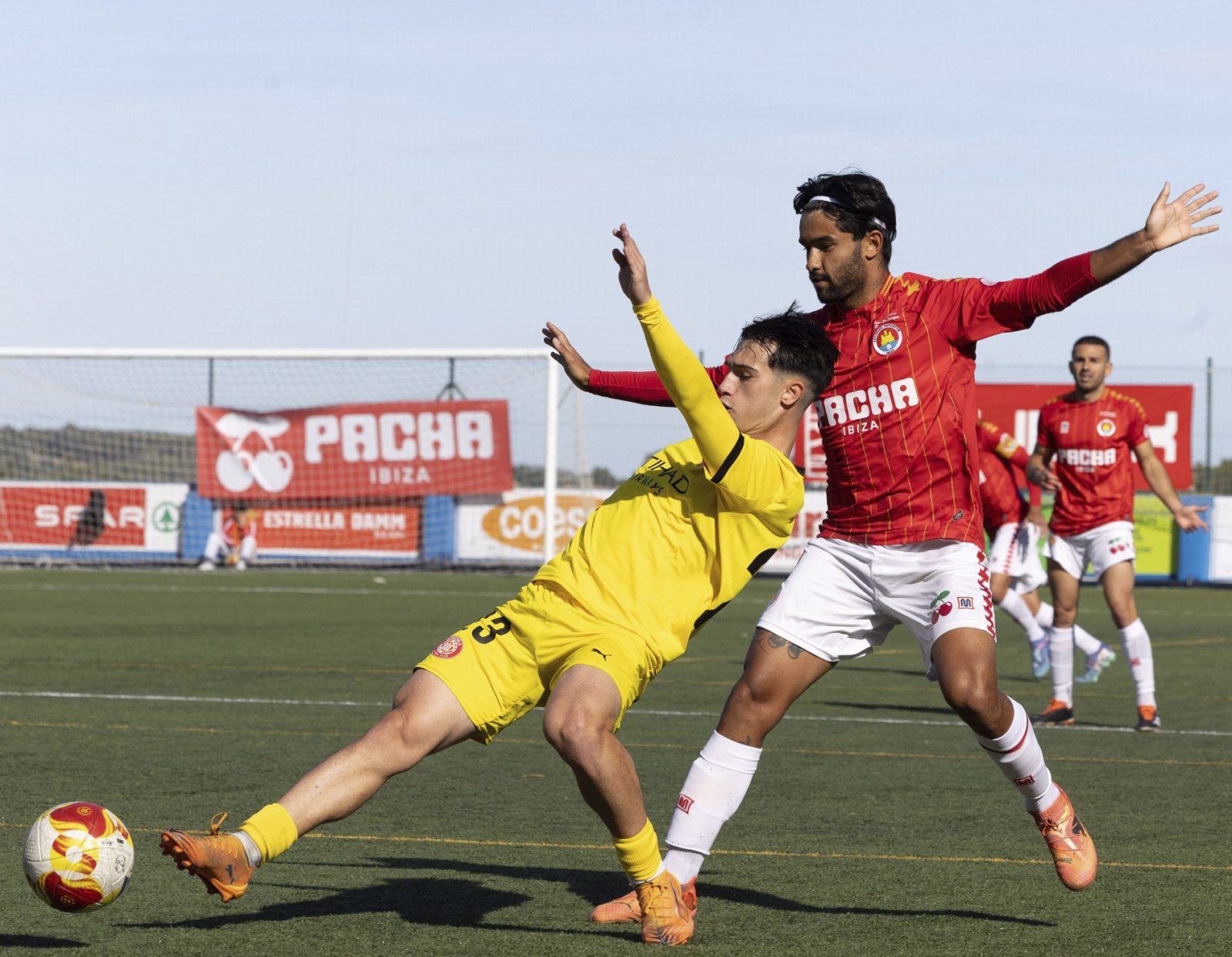 Mario Riquelme lucha por un balón contra un jugador del Girona B en el último partido de la SD Ibiza en Sant Rafel. | VICENT MARÍ