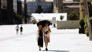 Turistas bajo el calor de Zaragoza: resistir con «agua fresca y abanico»