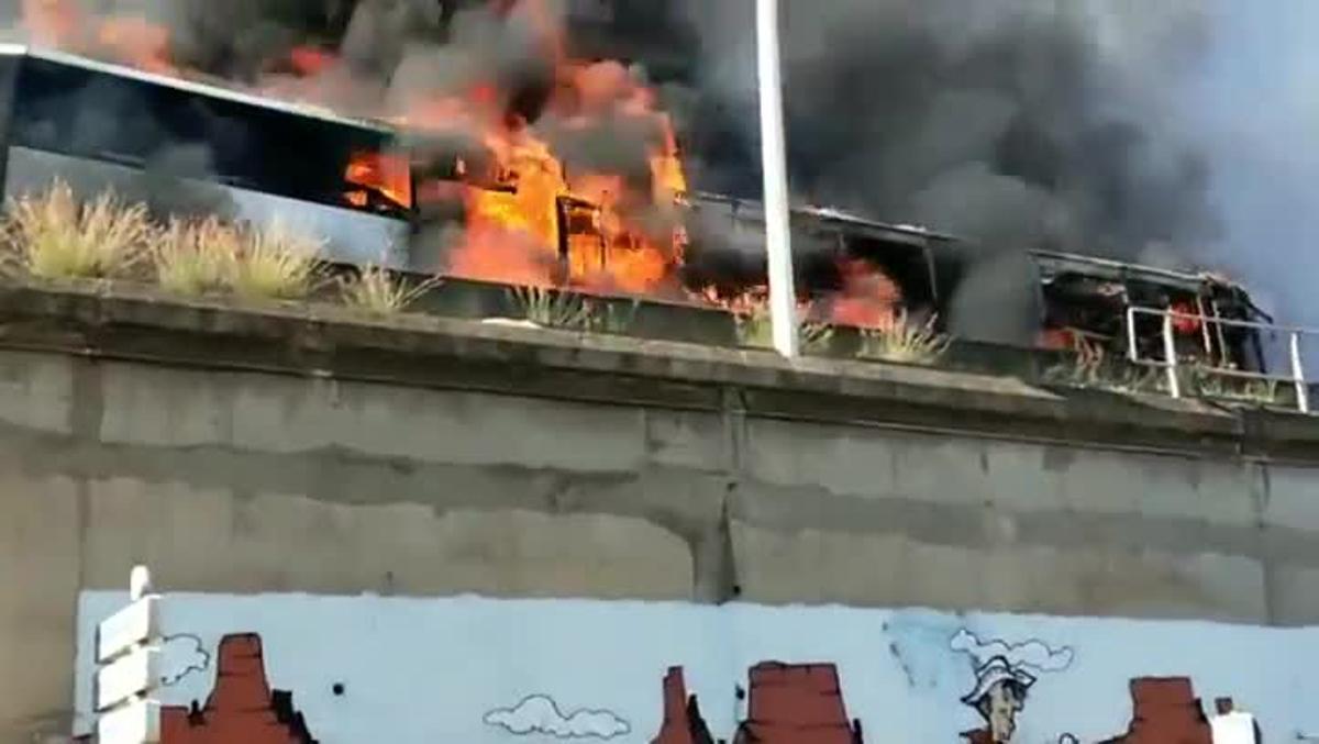 El autobús incendiado en la c-31.