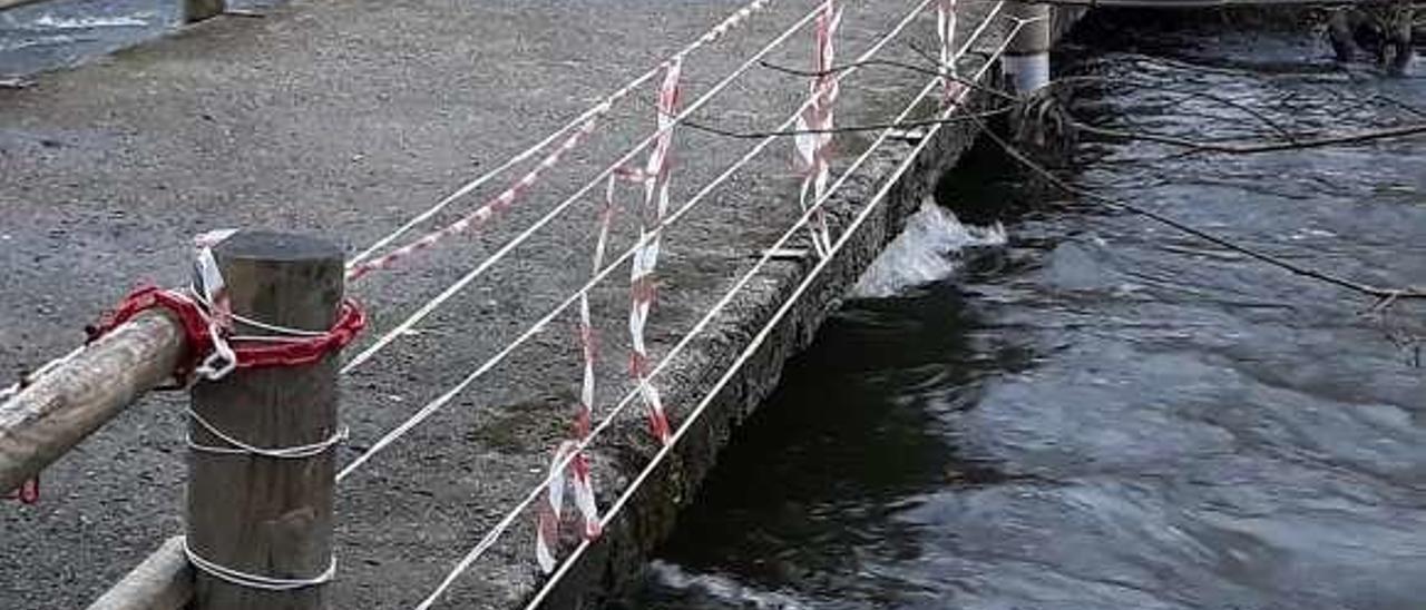 Los cordeles suplen los barrotes de un puente en Gres. // A.R.A.