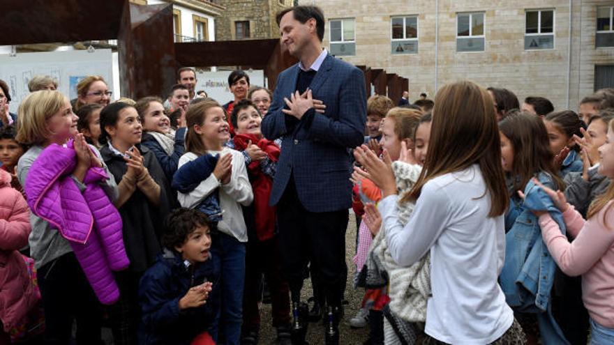 Hugh Herr, aclamado por los niños en Asturias