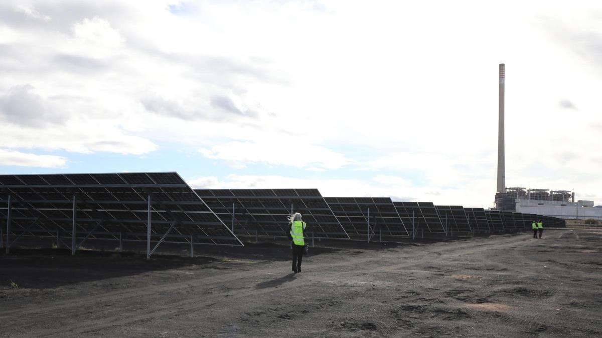 Placas solares en el entorno de la antigua central térmica de Andorra, en una imagen de archivo, cuando la chimenea aún estaba en pie.