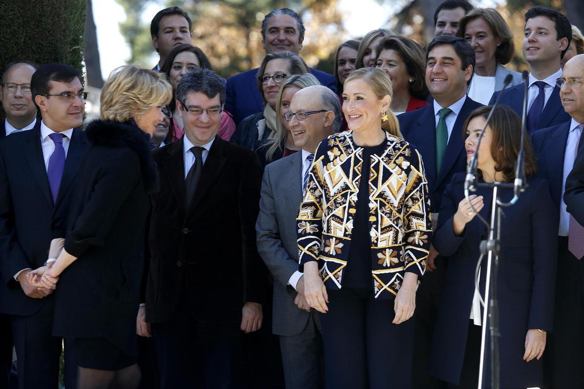 Esperanza Aguirre y Cristóbal Montoro se saludan en una imagen de noviembre de 2015.