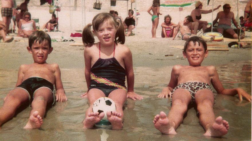 Javier Celdrán, a la derecha, junto a sus hermanos Modesto y Raquel, en Punta Prima, el verano de 1982.