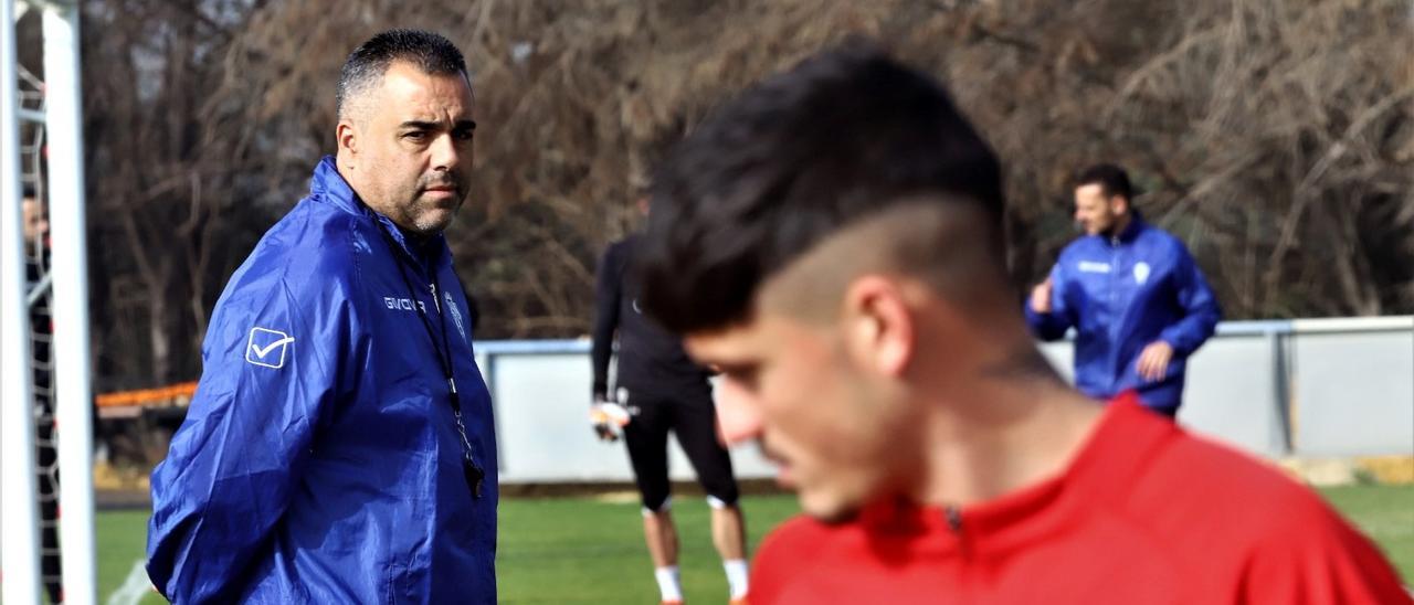 Germán Crespo sigue el entrenamiento de Geovanni durante una sesión de trabajo de esta semana.