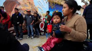 Inmigrantes centroamericanos en un centro de retención estadounidense.