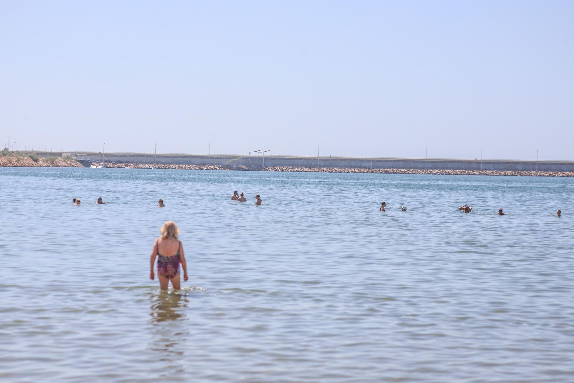 La Generalitat se desentiende de la seguridad en la playa del Acequión de Torrevieja