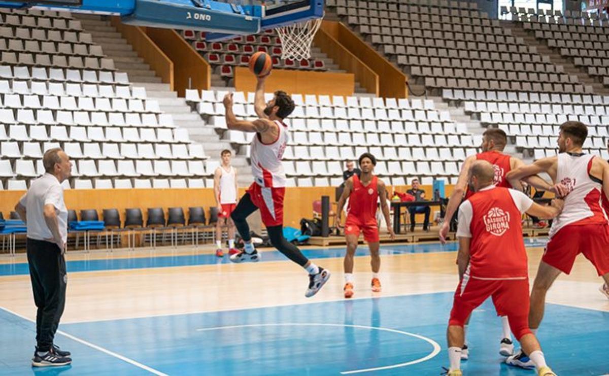Aíto García Reneses supervisa uno de los entrenamientos del equipo en Fontajau