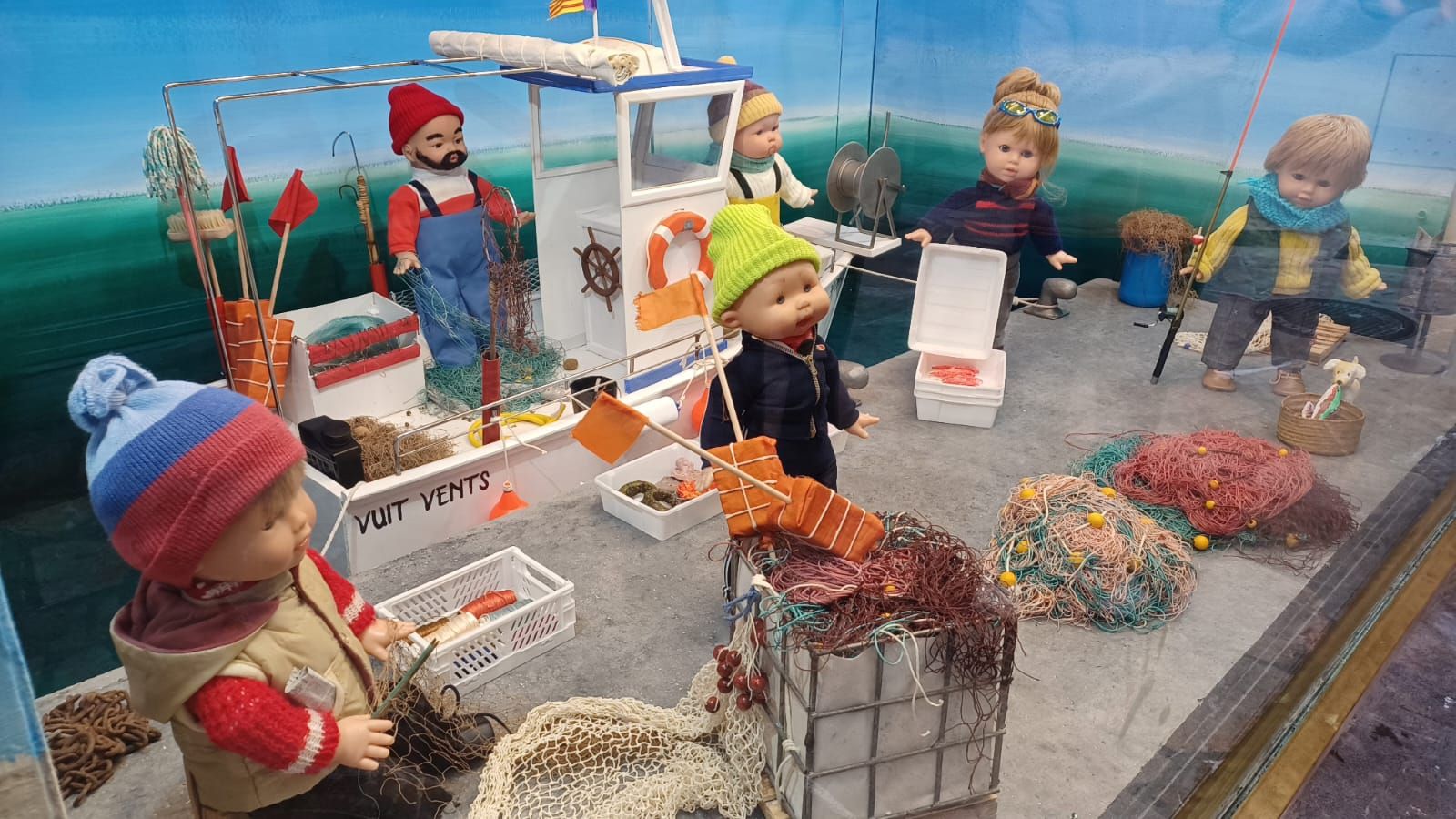 La juguetería La Industrial homenajea a los pescadores en su escaparate navideño