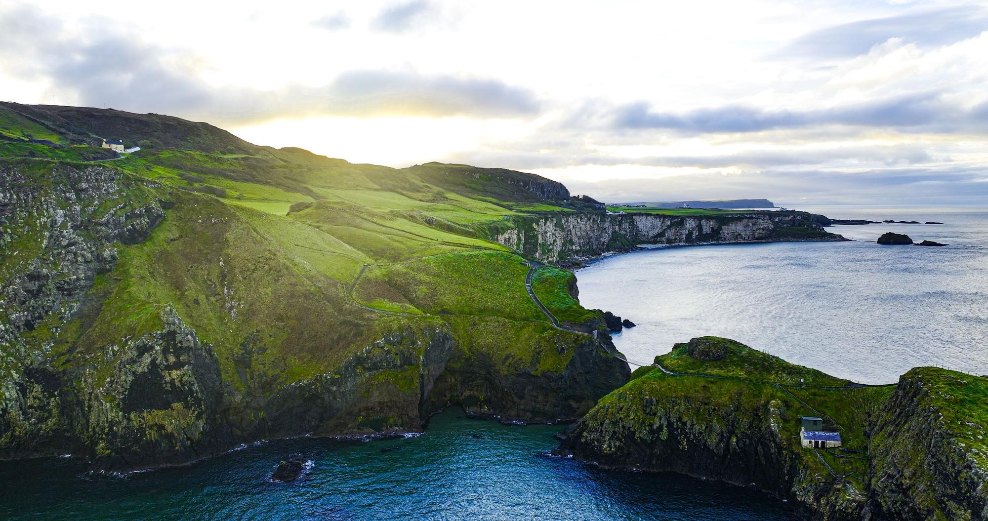 Vista de dos islas con el puente de cuerda Carrick-a-Rede en Irlanda del Norte
