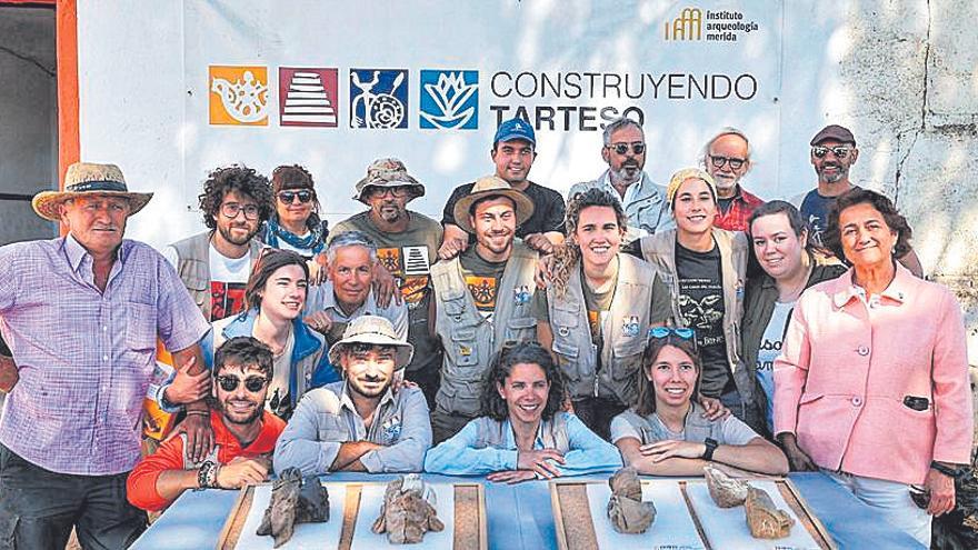 Difusión de Extremadura. Investigadores del Yacimiento de El Turuñuelo.