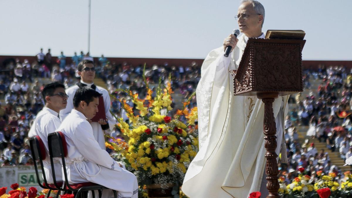 El papa León XIV, el entonces administrador apostólico de Chiclayo Robert Prevost, predica en una celebración del Corpus Christi en Chiclayo, Perú, en 2015.