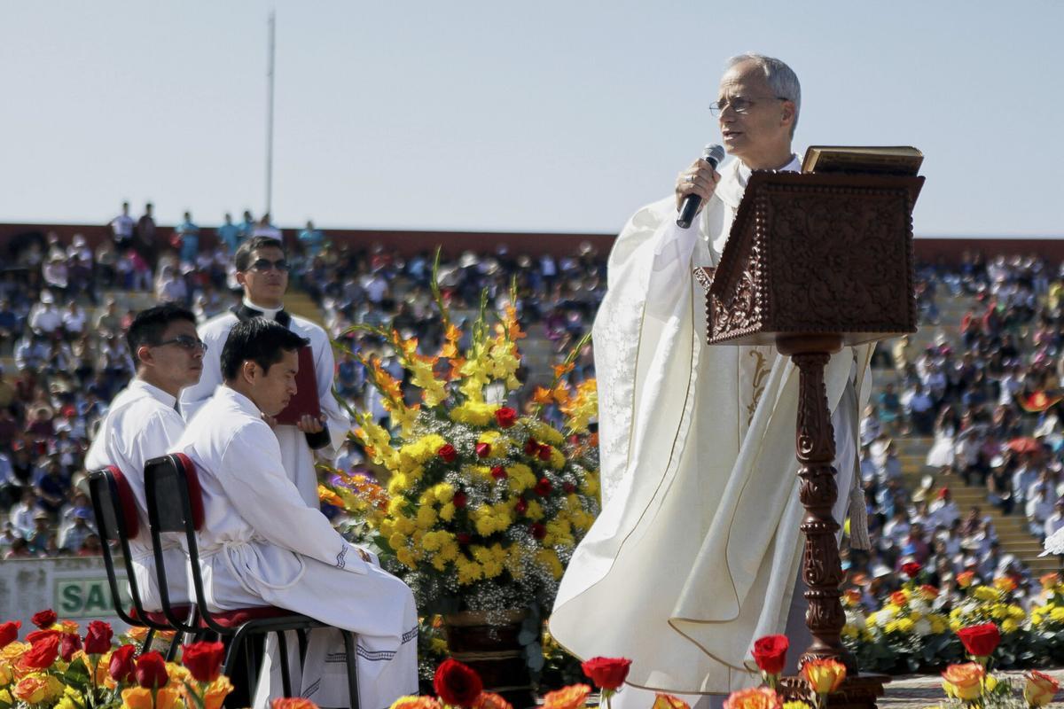 El papa León XIV, el entonces administrador apostólico de Chiclayo Robert Prevost, predica en una celebración del Corpus Christi en Chiclayo, Perú, en 2015.