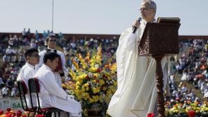 El papa León XIV, el entonces administrador apostólico de Chiclayo Robert Prevost, predica en una celebración del Corpus Christi en Chiclayo, Perú, en 2015.