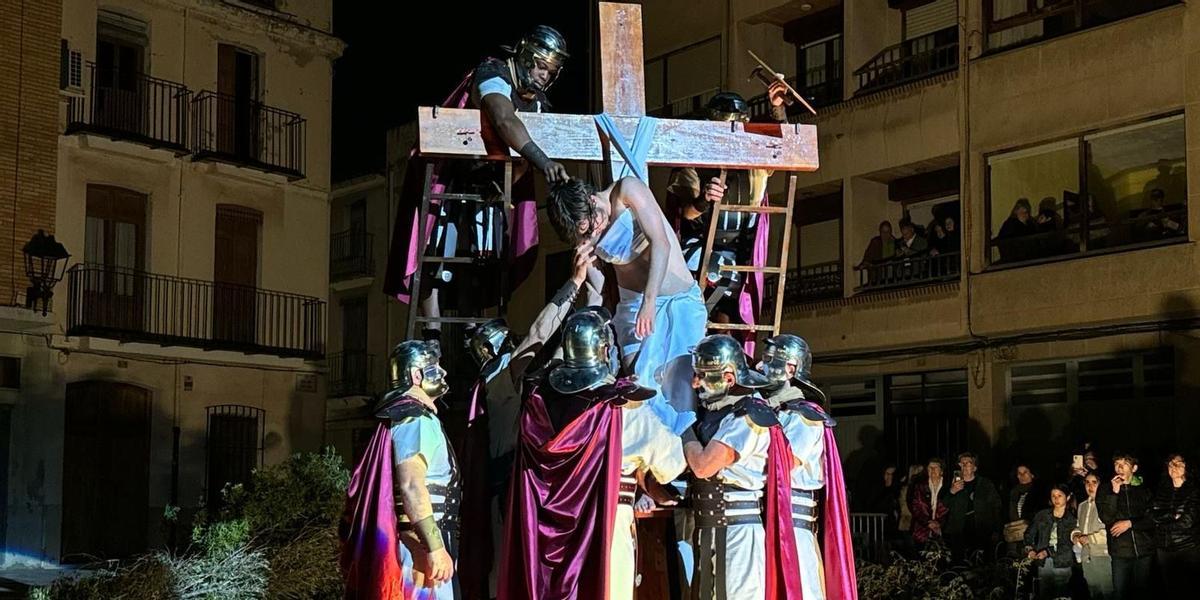 Imagen de una de las escenas de la representación de la Pasión que organiza Lluïsos de Almassora.