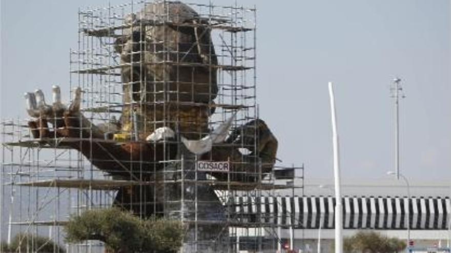 A la escultura sólo le falta instalar el avión y liberarla de los andamios.