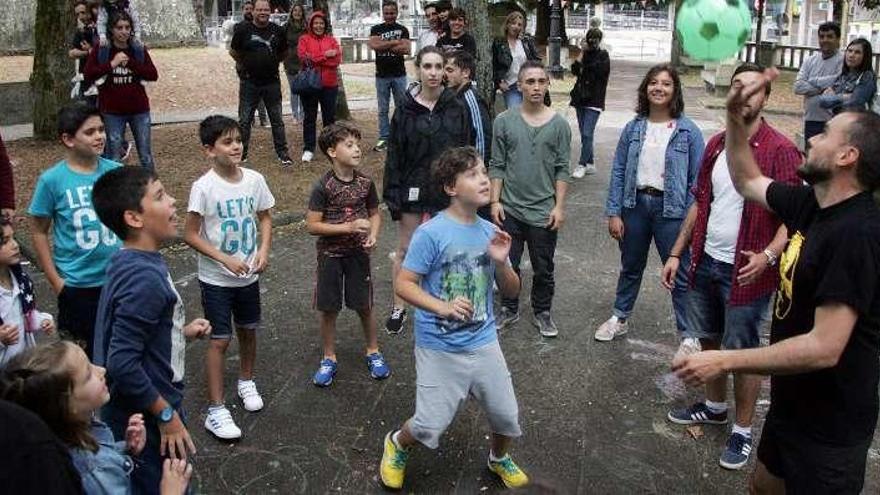 Campeonato de &#039;pelota no aire&#039; en el parque de Loriga. // Bernabé/Luismy