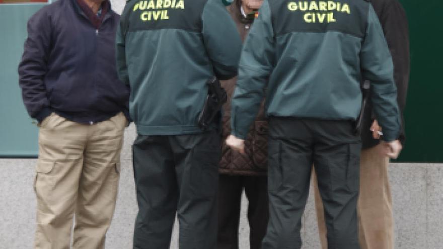 Imagen de archivo. Agentes de la Guardia Civil charlando con personas de la tercera edad.