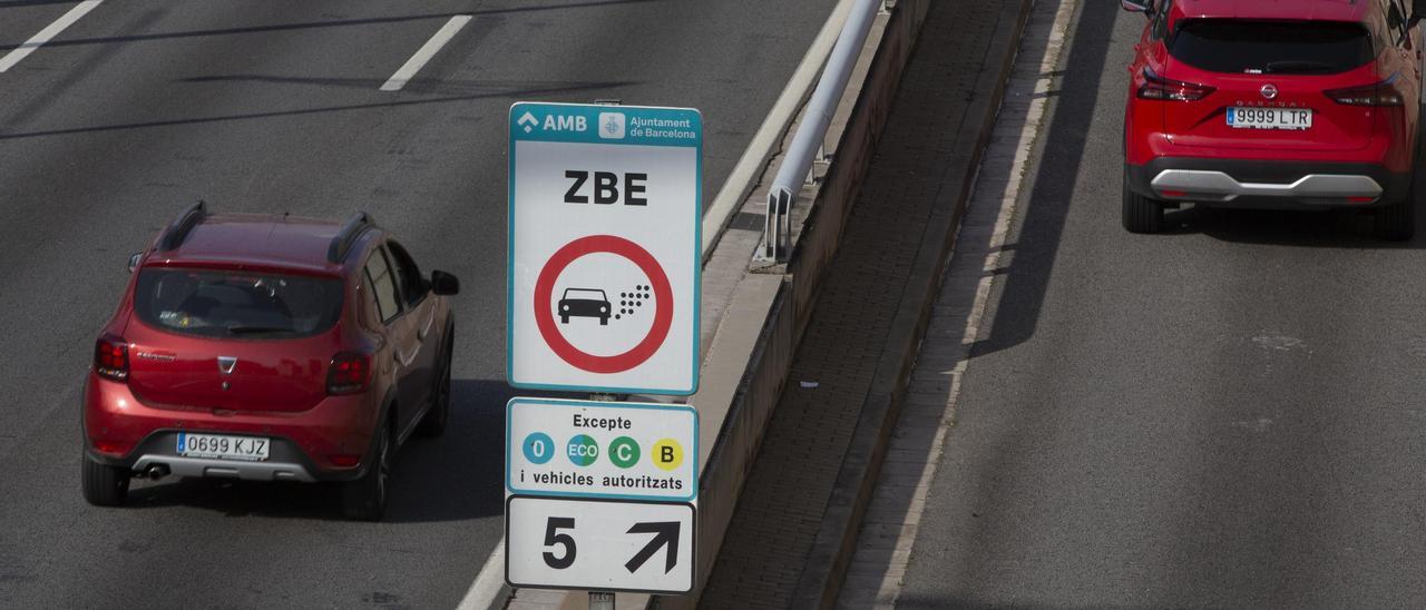 Un cartel de la Zona de Bajas Emisiones en la ronda de Dalt, en Barcelona.