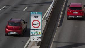 Un cartel de la Zona de Bajas Emisiones en la ronda de Dalt, en Barcelona.