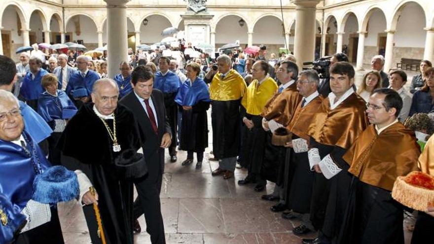 El rector, Vicente Gotor, y el presidente del Principado, Javier Fernández, llegando al Paraninfo. | luisma murias