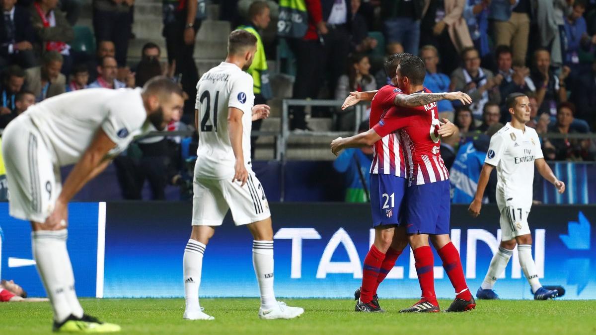 Los jugadores del Real Madrid se lamentan mientras los del Atlético celebran un gol en la Supercopa de Europa.