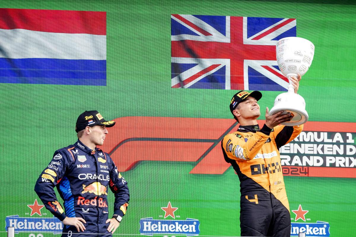 Zandvoort (Netherlands), 25/08/2024.- Winner Lando Norris (McLaren) and second placed Max Verstappen (Red Bull Racing) on the podium after F1 Grand Prix of the Netherlands in Zandvoort, the Netherlands, 25 August 2024. (Fórmula Uno, Países Bajos; Holanda) EFE/EPA/SEM VAN DER WAL. AUTOMOVILISMO. FORMULA 1. GRAN PREMIO DE LOS PAISES BAJOS