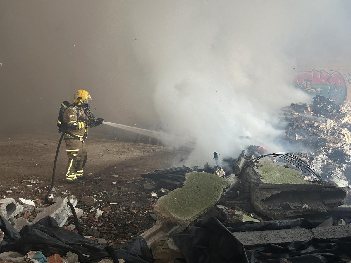Un bombero durante las tareas de extinción en el incendio de este sábado.