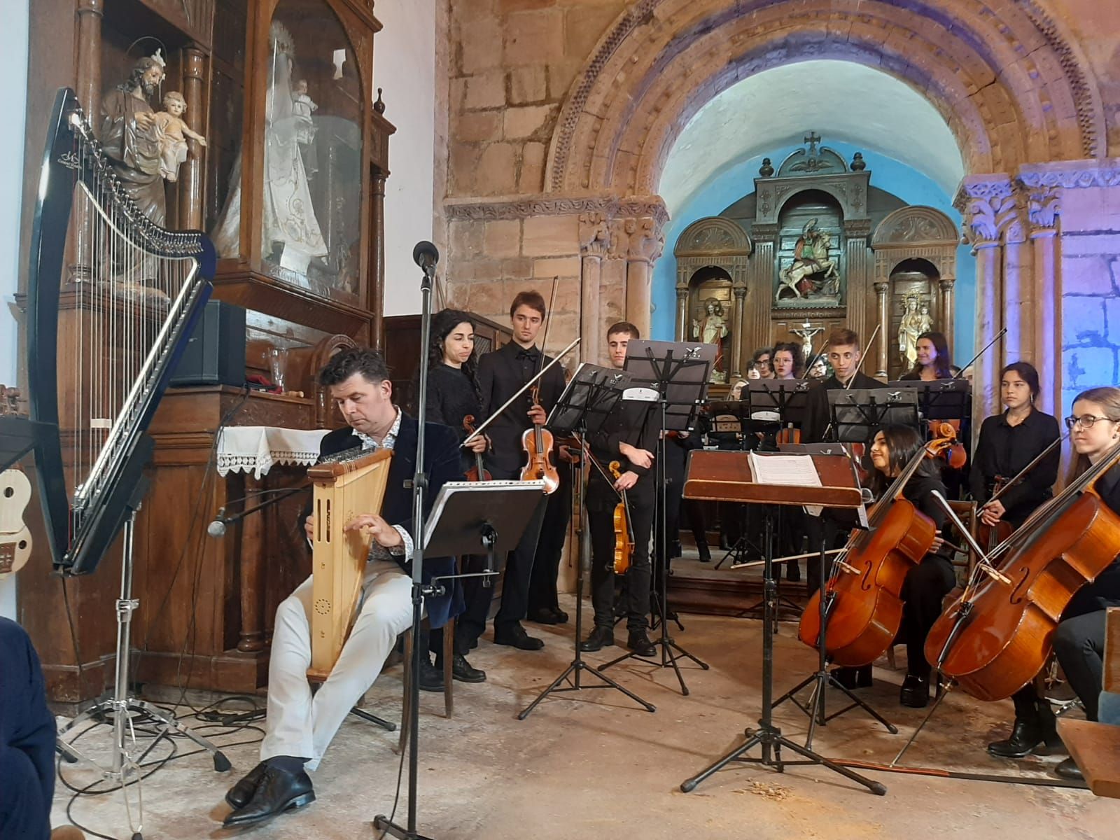 Lleno total en el estreno de la rota medieval de Arlós con la Orquesta de Cámara de Siero y Héctor Braga