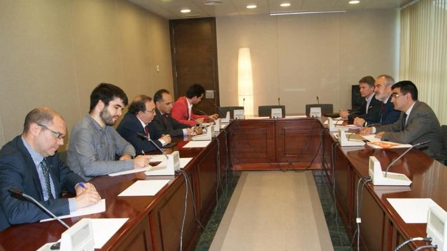 Los grupos políticos recibieron ayer en la Asamblea a los rectores de la UMU y la UPCT.