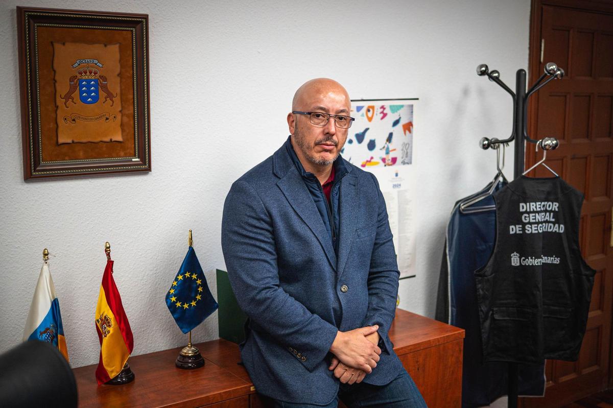 El director general de Seguridad, David del Pino, en su despacho oficial en Tenerife.