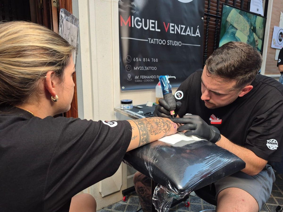 Realización de tatuajes.