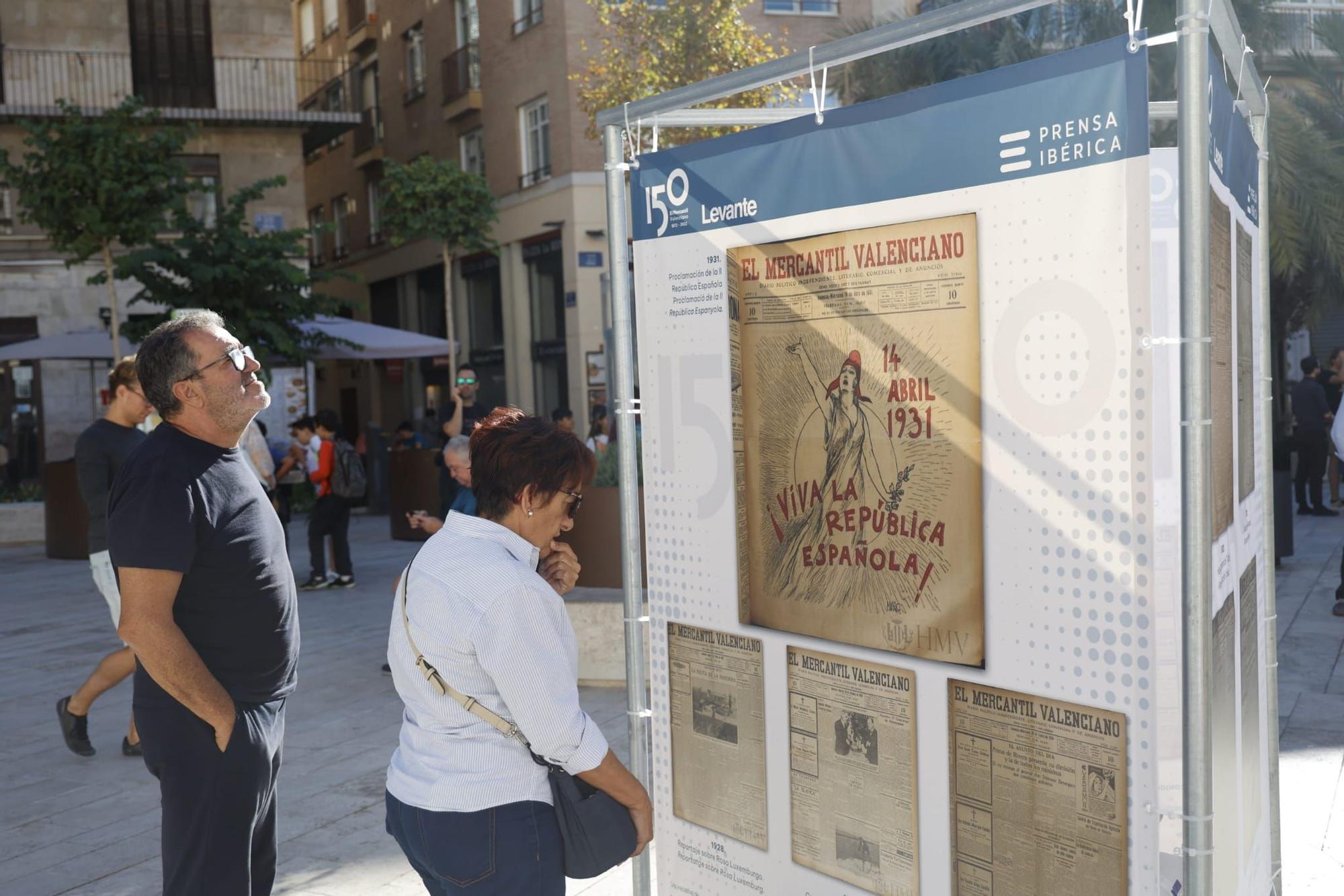 Levante-EMV expone 150 portadas para la historia en la plaza de la Reina