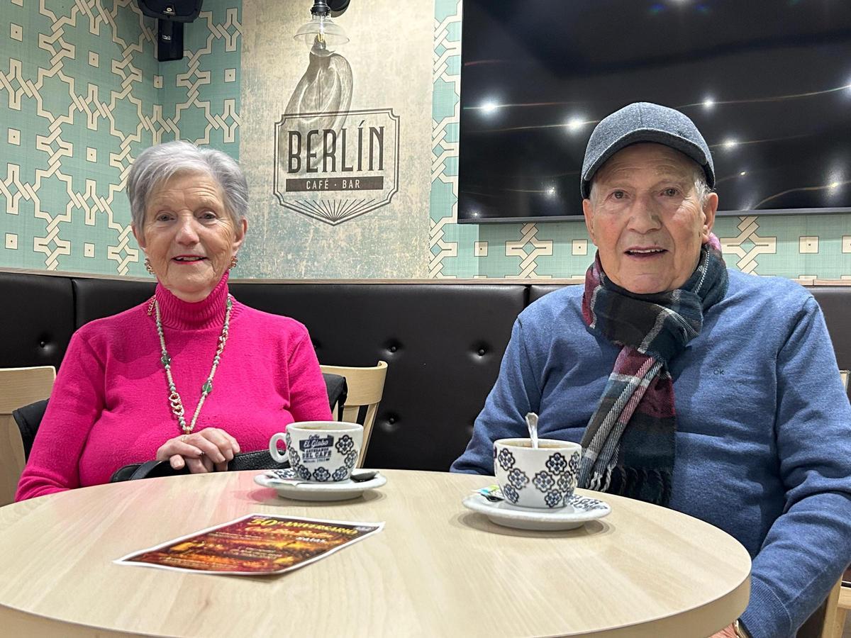 Palmera Peláez y Jesús Cernuda, tomando un café en el Berlín.