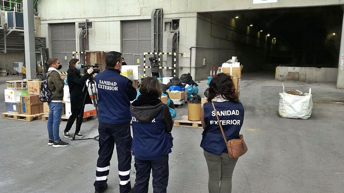 Personal de Sanidad Exterior vigila la quema de las sustancias estupefacientes.