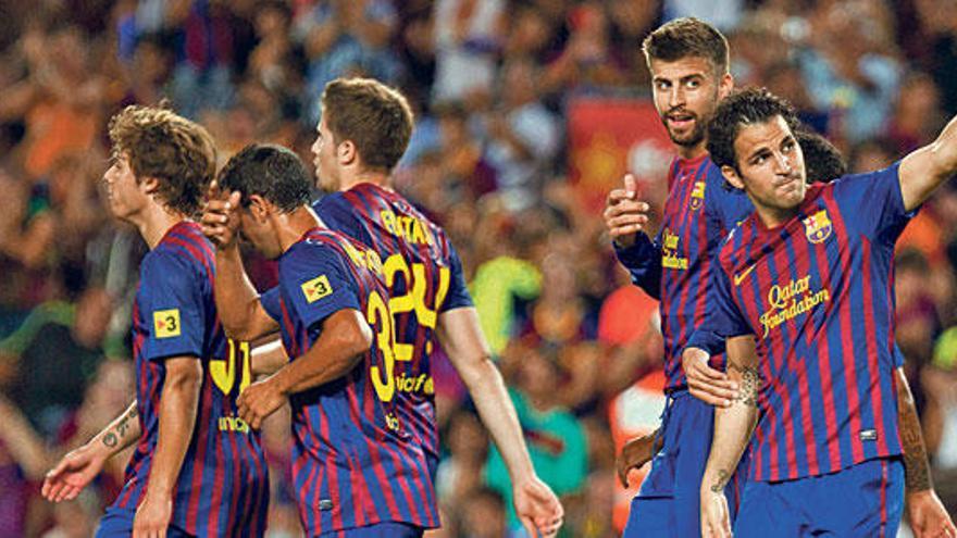 Cesc Fábregas (d) celebra la consecución del primer gol de su equipo frente al Nápoles, ayer.