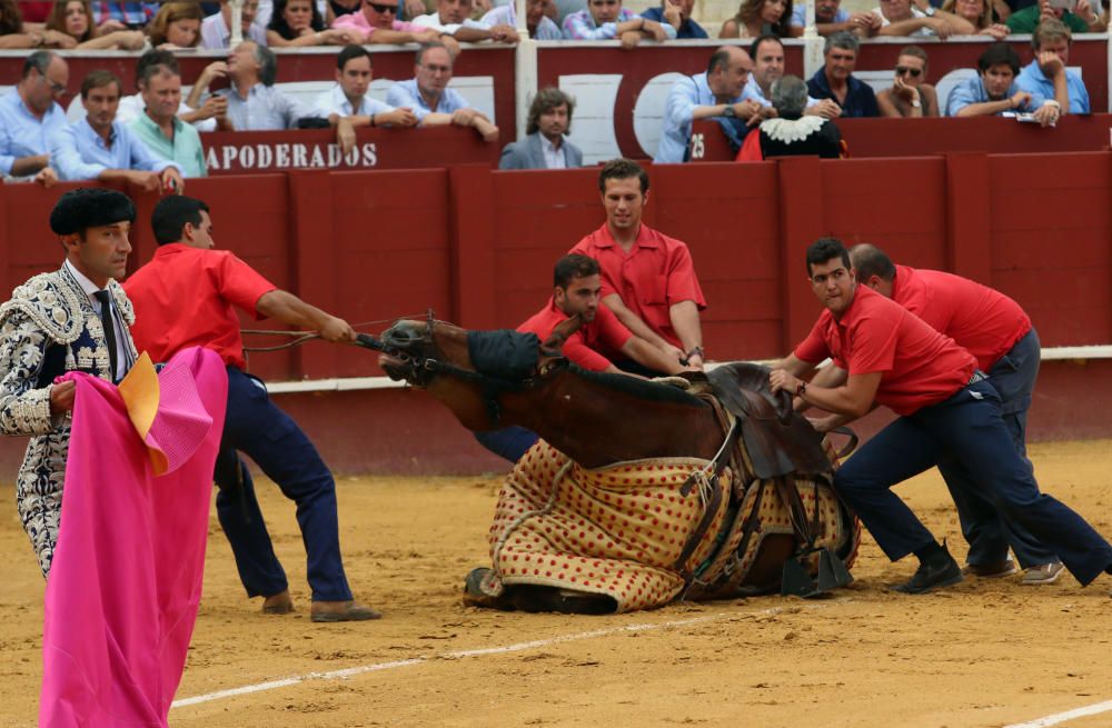 Las imágenes de la tercera corrida de abono de la feria taurina de Málaga en La Malagueta.