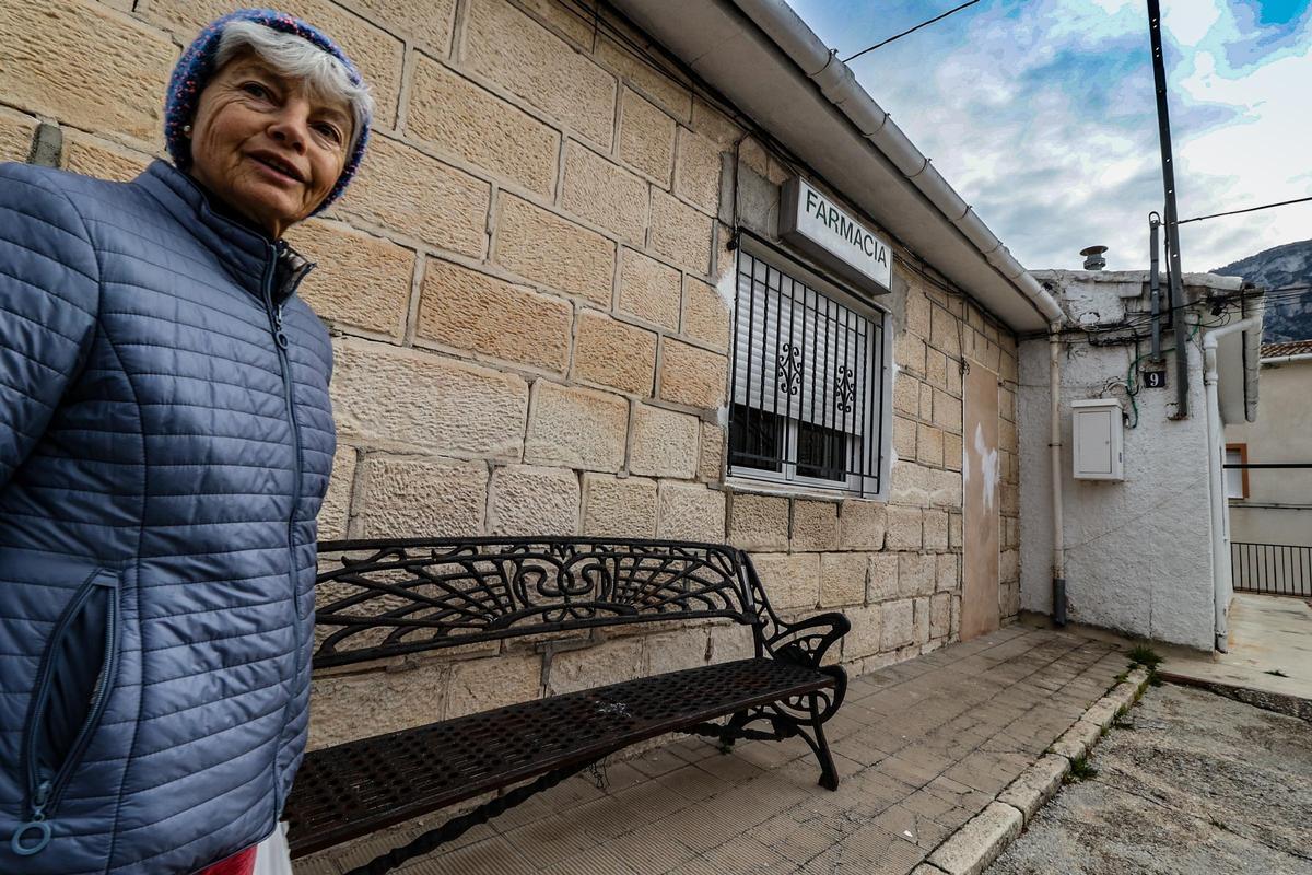 Barbara, vecina de Quatretondeta, saliendo de comprar de la farmacia este martes.