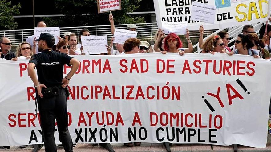 Representantes de la plataforma SAD de Asturies, durante su participación, el pasado viernes, en las protestas previas a la inauguración de la Feria de Muestras.