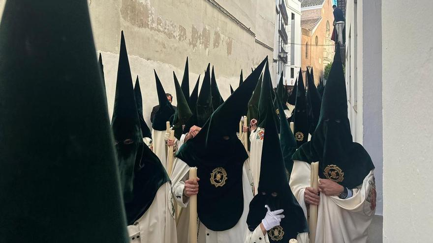 Vídeo | Los nazarenos de la Virgen de la Esperanza Macarena de a cuatro y de a cinco en el inicio de la calle Santa Angela